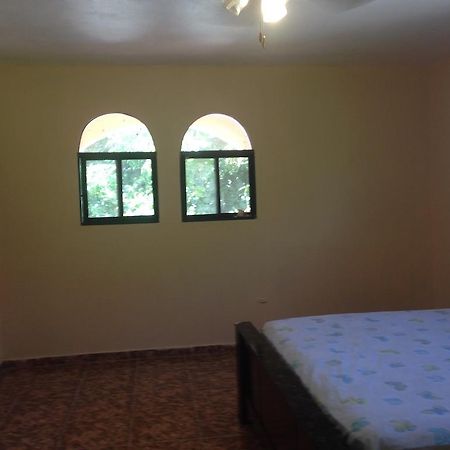 Le Dubourg Guesthouse Montrouis Kültér fotó