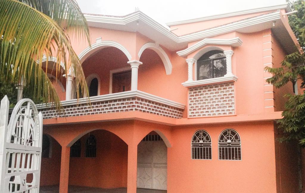 Le Dubourg Guesthouse Montrouis Kültér fotó