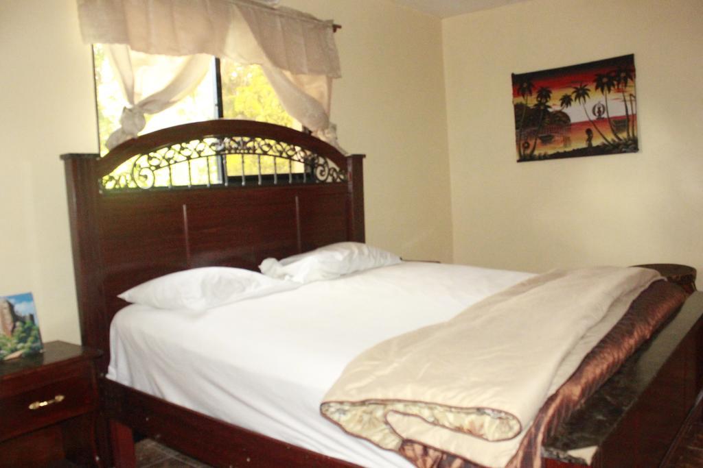 Le Dubourg Guesthouse Montrouis Szoba fotó