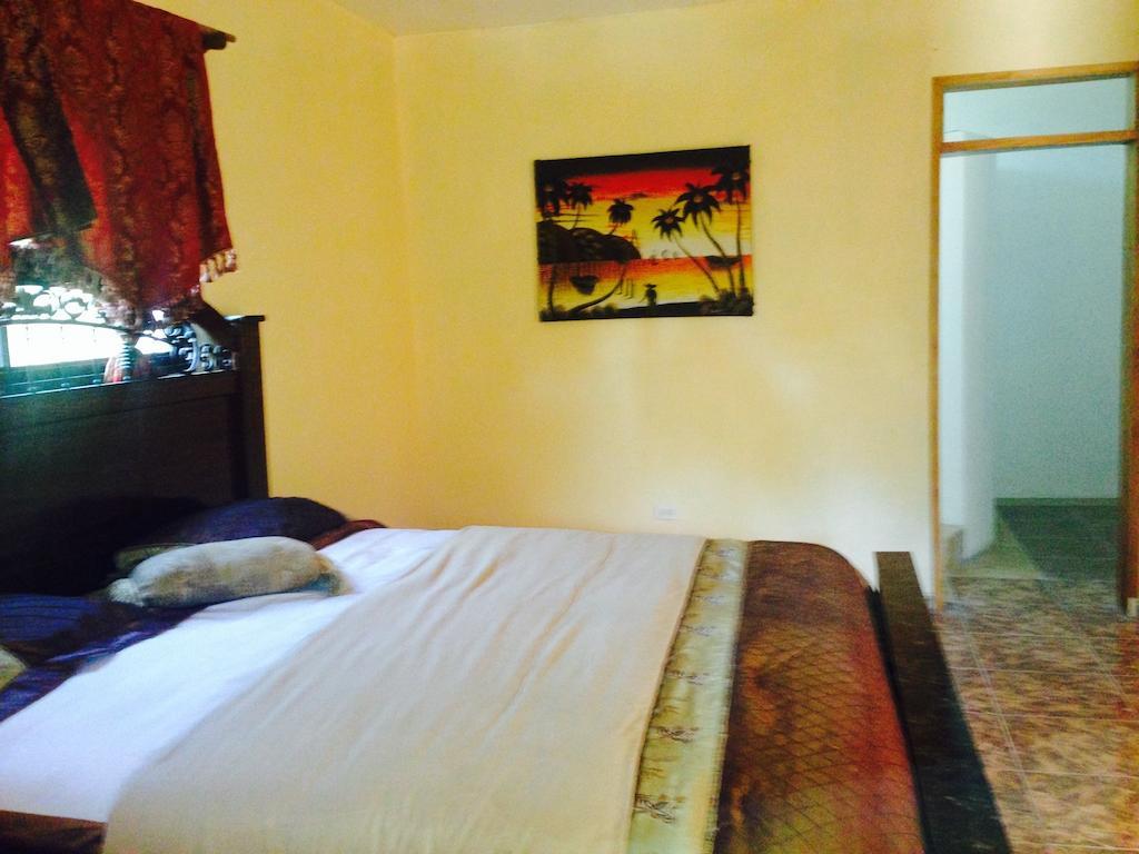 Le Dubourg Guesthouse Montrouis Szoba fotó