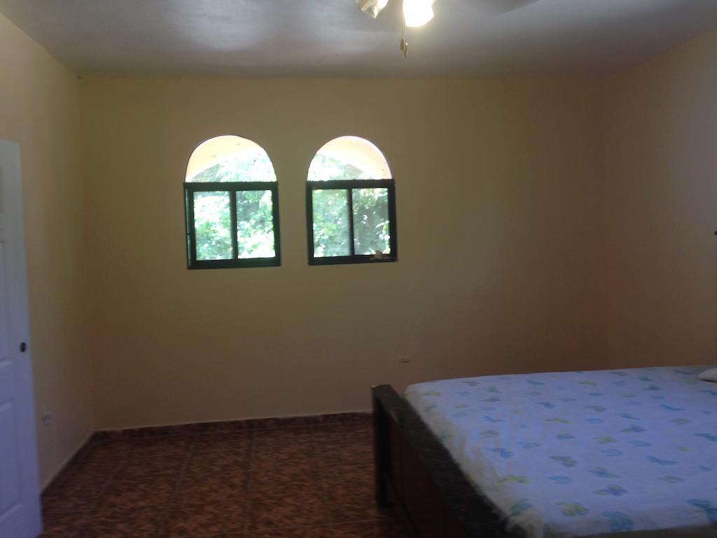Le Dubourg Guesthouse Montrouis Kültér fotó