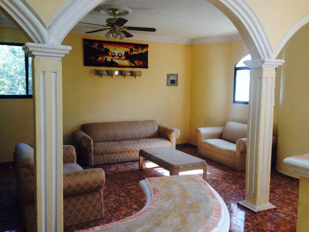 Le Dubourg Guesthouse Montrouis Szoba fotó