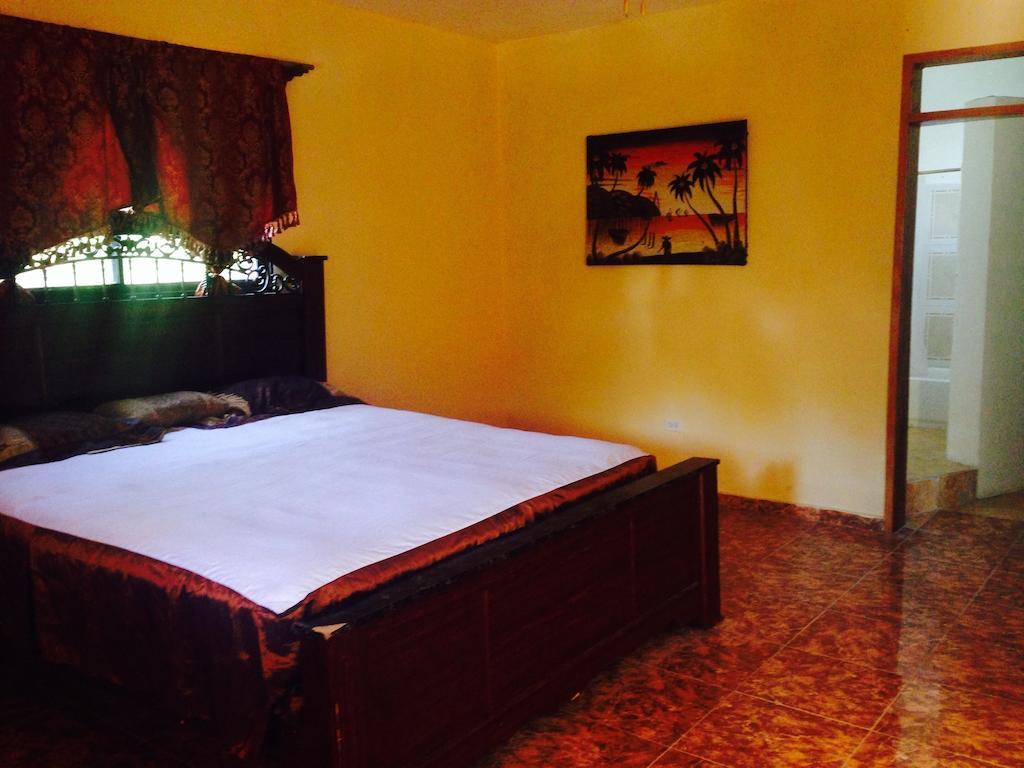 Le Dubourg Guesthouse Montrouis Szoba fotó
