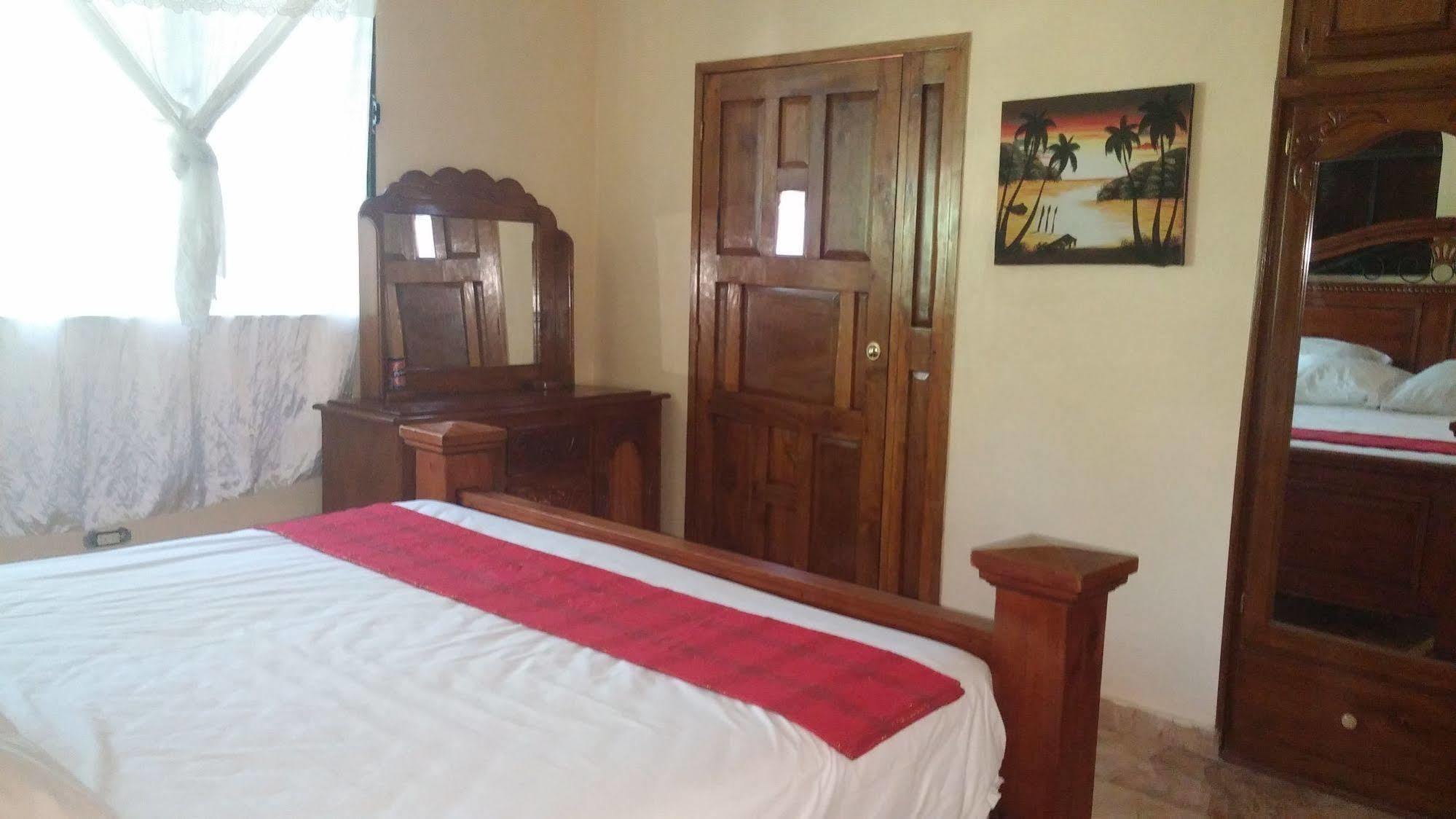 Le Dubourg Guesthouse Montrouis Kültér fotó