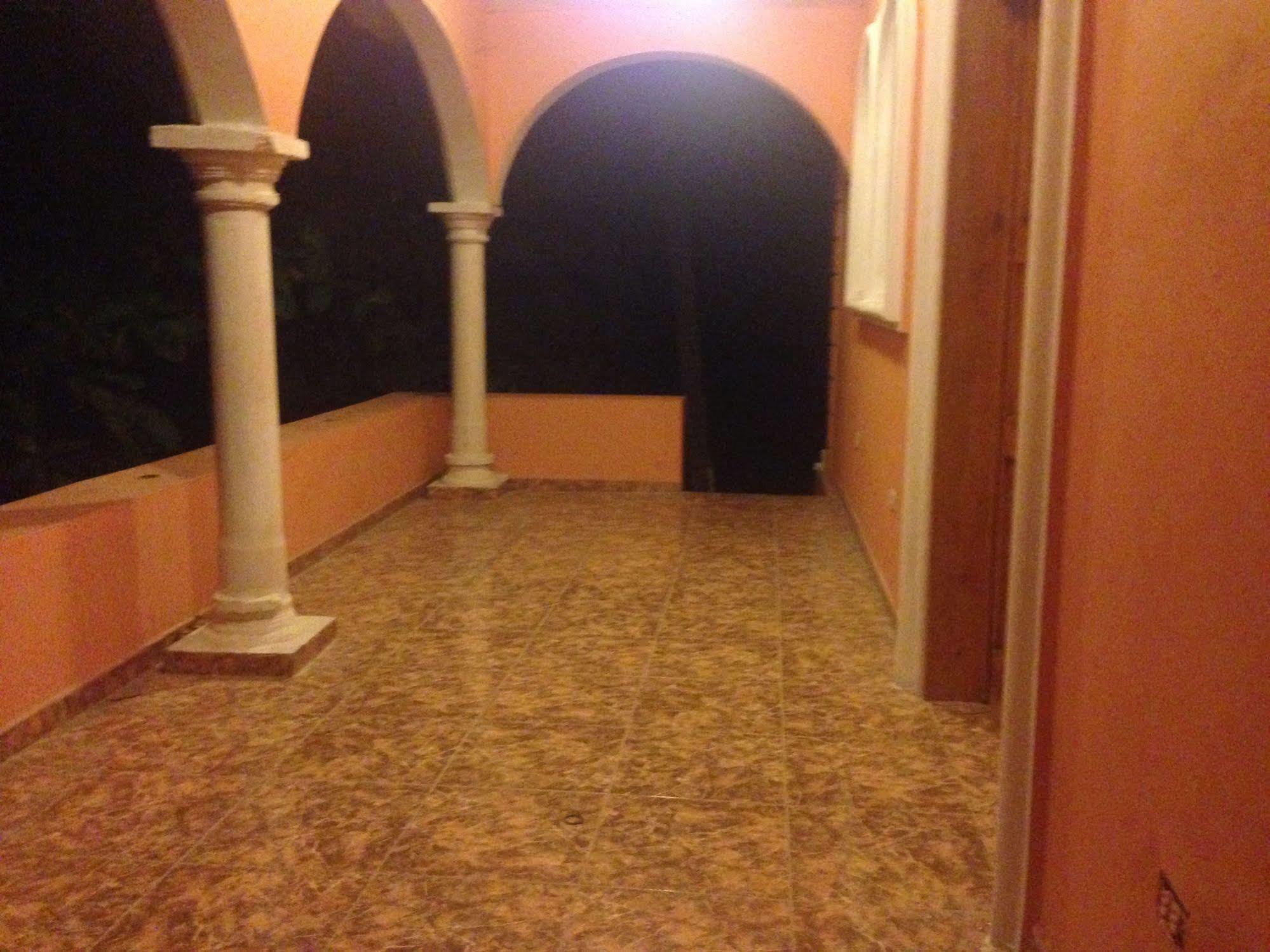 Le Dubourg Guesthouse Montrouis Kültér fotó