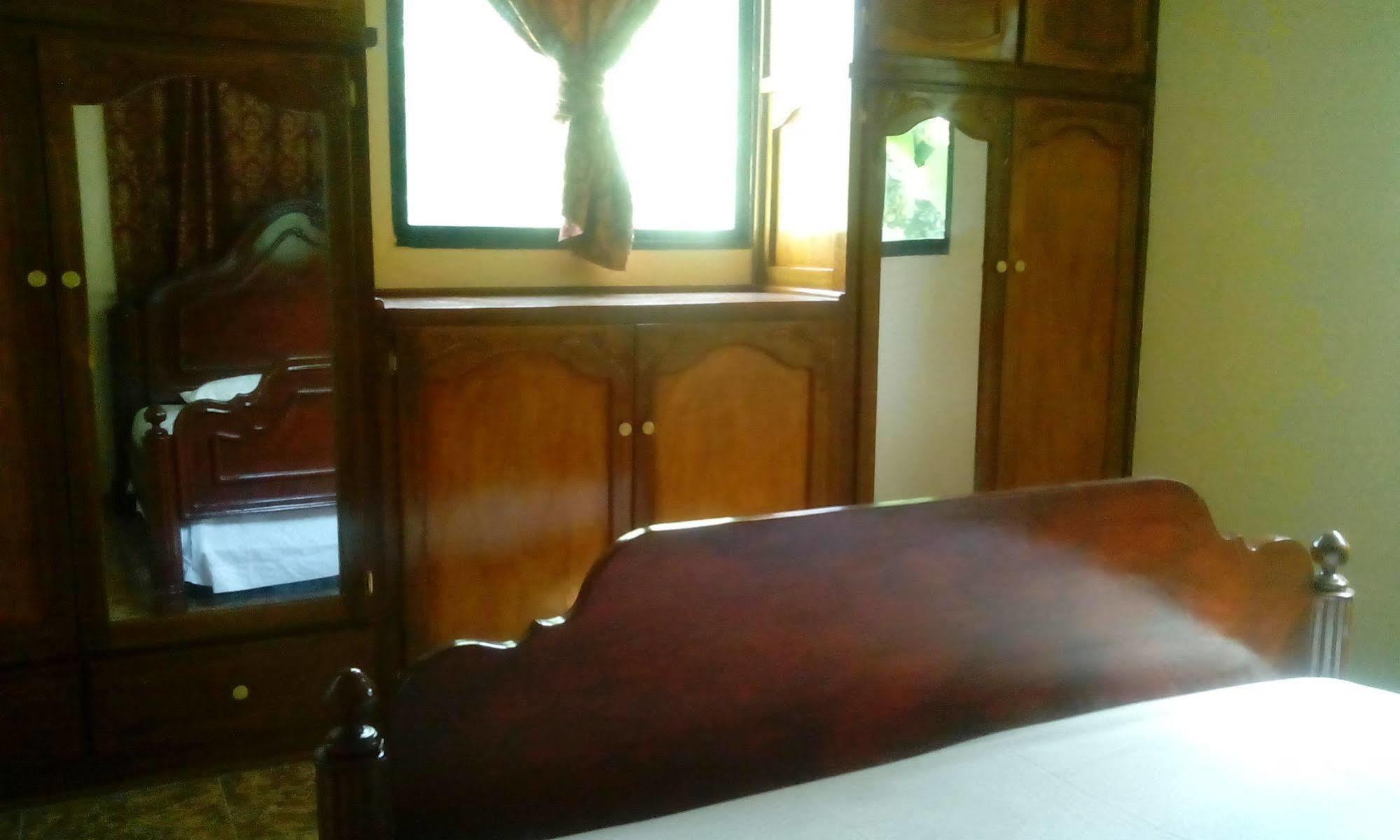 Le Dubourg Guesthouse Montrouis Kültér fotó