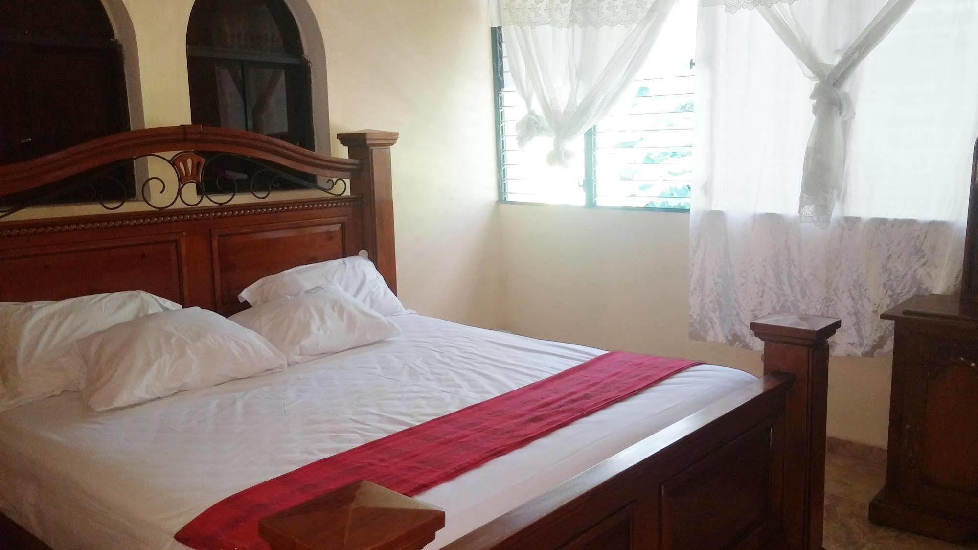 Le Dubourg Guesthouse Montrouis Kültér fotó