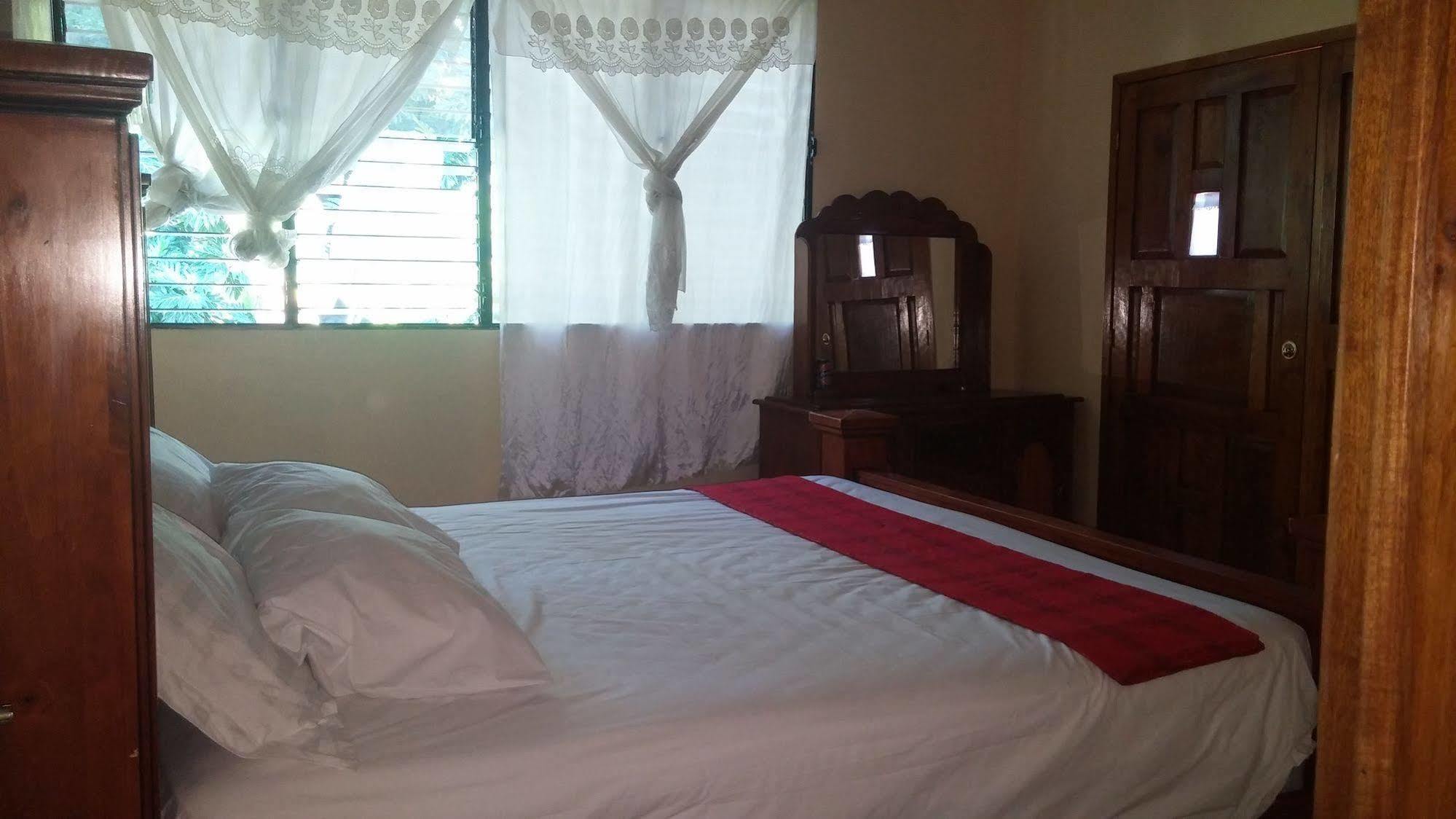 Le Dubourg Guesthouse Montrouis Kültér fotó