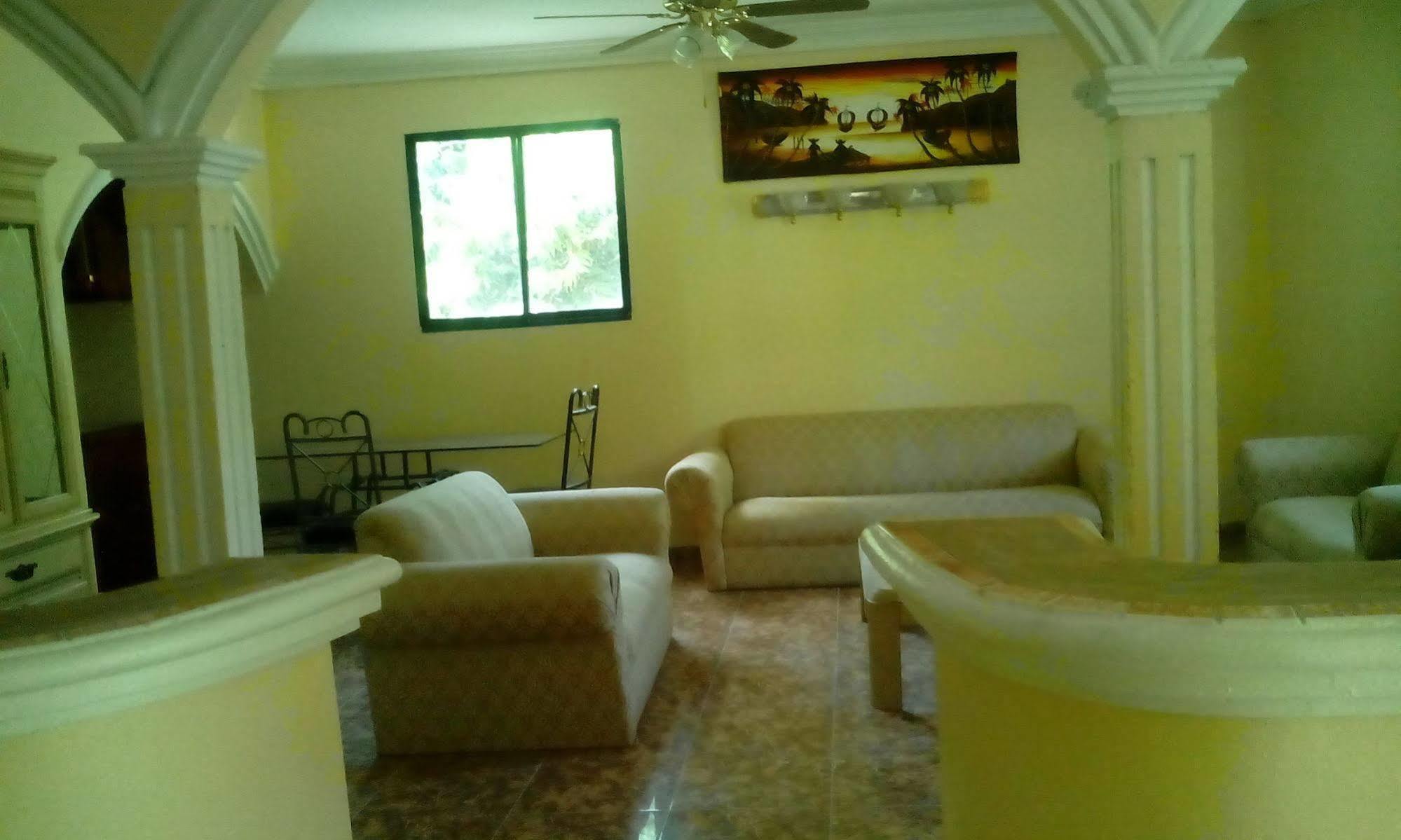 Le Dubourg Guesthouse Montrouis Kültér fotó