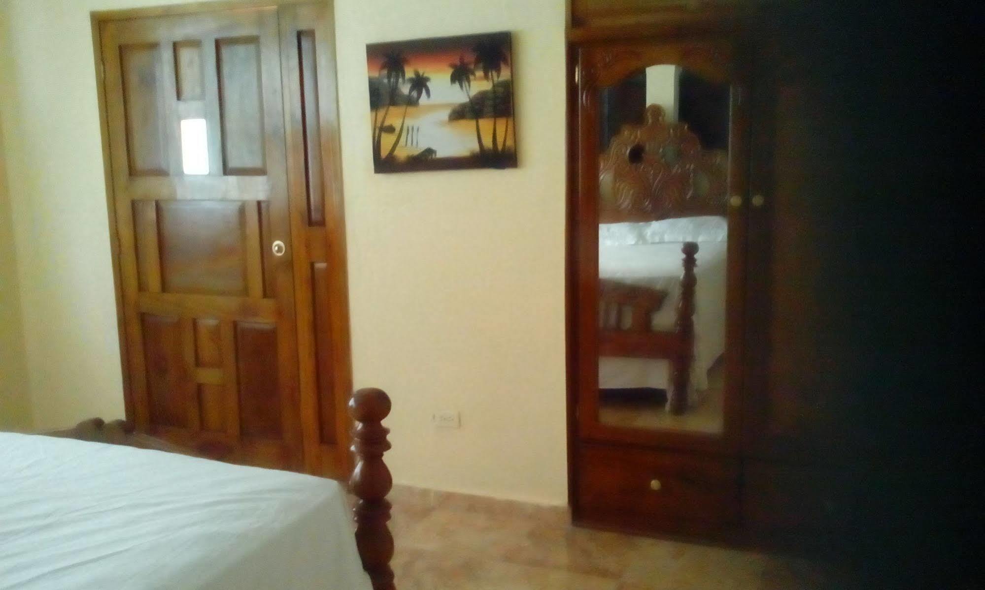 Le Dubourg Guesthouse Montrouis Kültér fotó