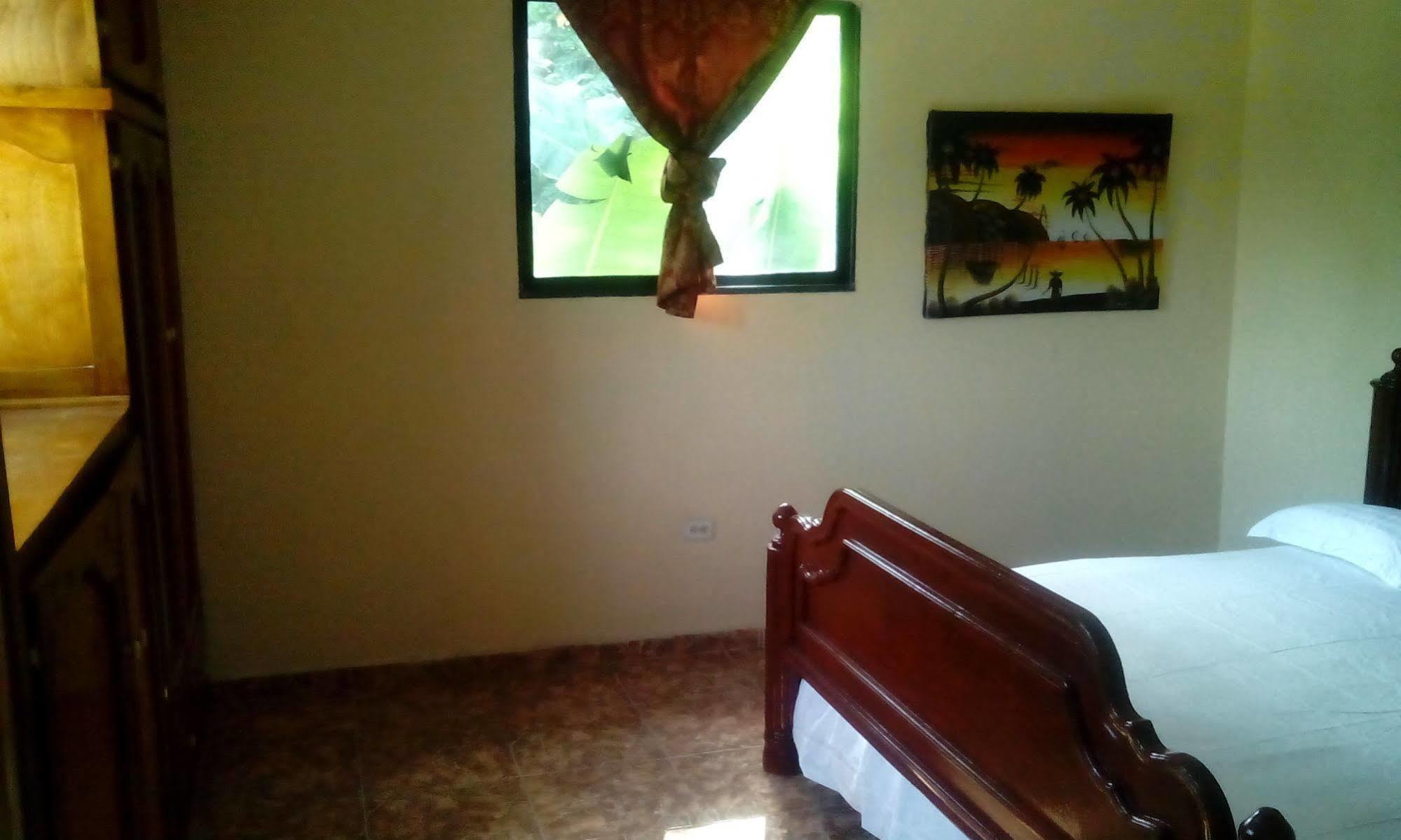 Le Dubourg Guesthouse Montrouis Kültér fotó