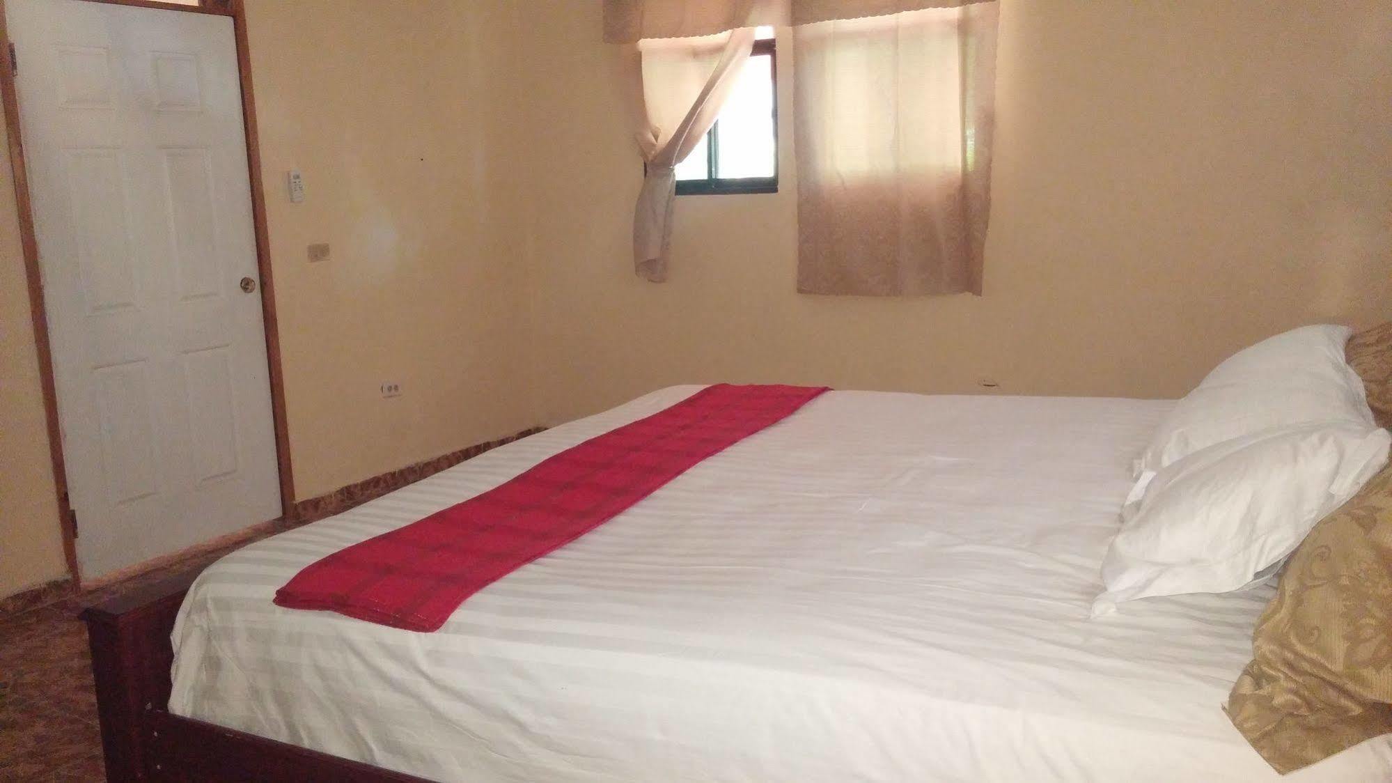 Le Dubourg Guesthouse Montrouis Kültér fotó